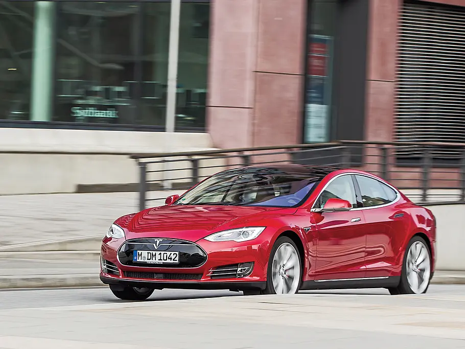 Tesla Model S P85D Sportler Elektroauto Fließheck-Limousine Vergleichstest