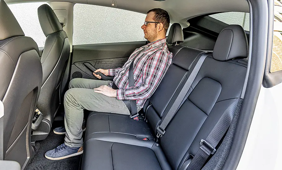 Tesla Model Y Maximale Reichweite RWD, Rückbank mit sitzender Person
