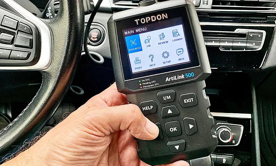 Topdon ArtiLink 500 Der Topdon ArtiLink 500 in der Hand des Autors fotografiert.