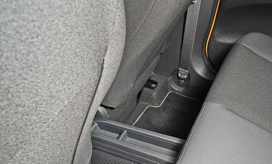 Der Knieraum im Toyota Aygo X Facelift (2025) zwischen Rücksitzbank und Rückenlehne der Vordersitze in der Detailaufnahme.