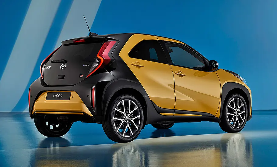 Toyota Aygo X GR Sport Facelift (2025) steht im Studio, Ansicht von hinten rechts.