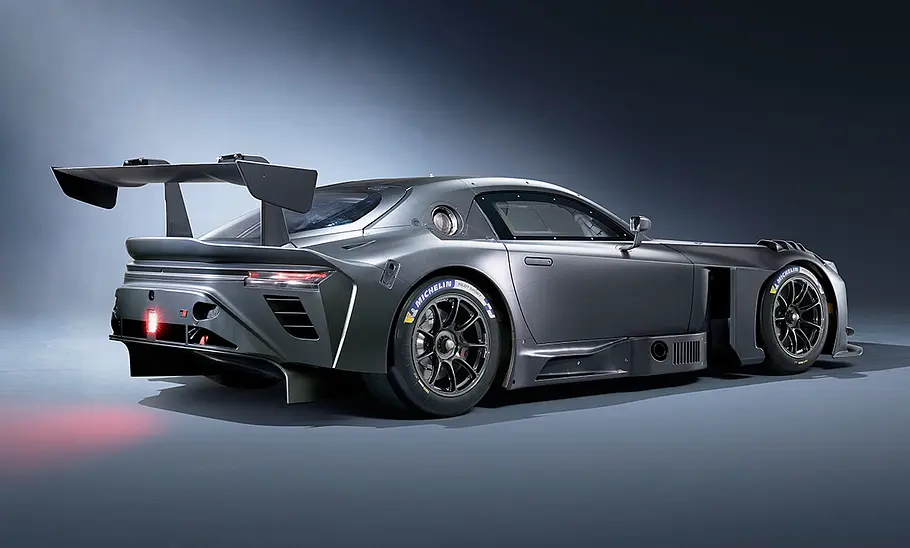 Der Toyota GR GT3 (2027) steht in Studioumgebung, von hinten rechts fotografiert.