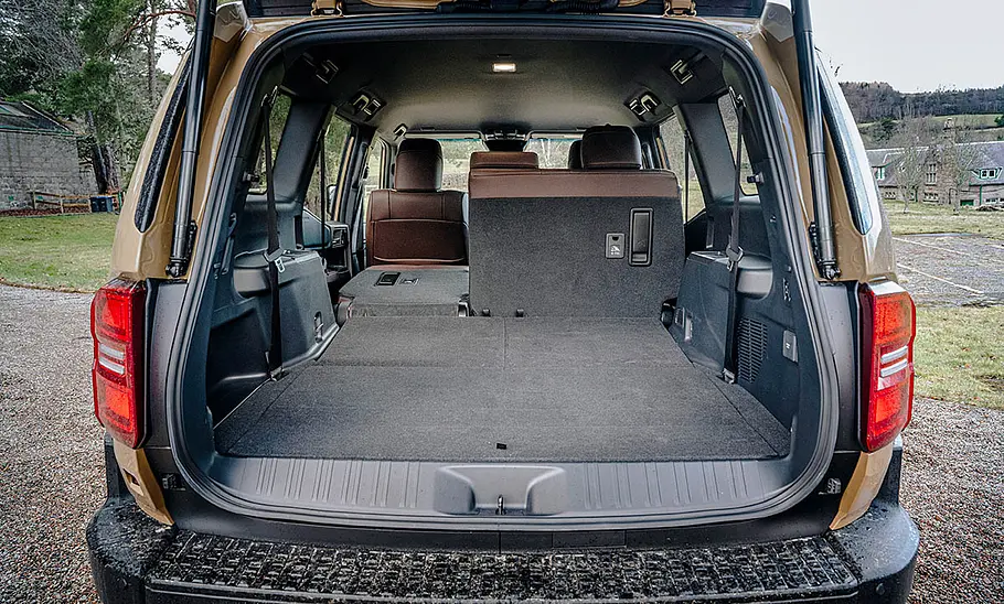 Toyota Land Cruiser First Edition (2024) Der Kofferraum des Toyota Land Cruiser First Edition (2024) mit umgelegter dritter Sitzreihe und teilweise umgelegter zweiter Sitzreihe.