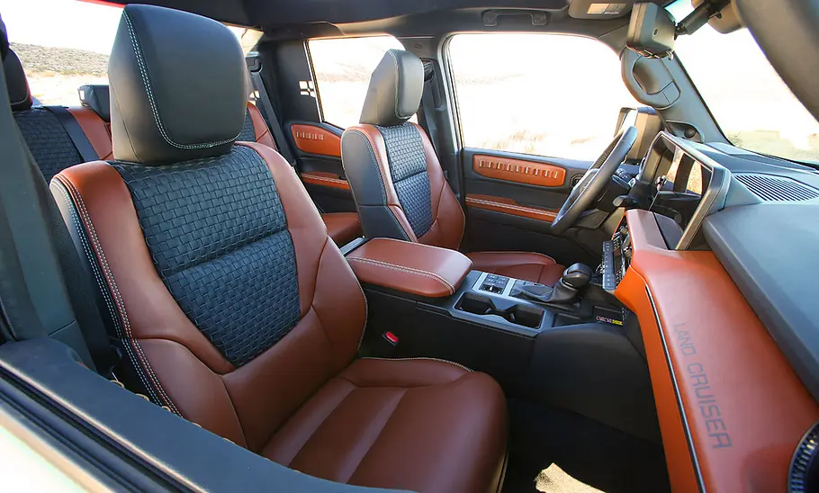 Der Innenraum des Toyota Land Cruiser ROX.