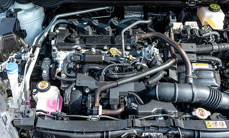 Der Motor des Toyota Yaris (2020) ohne Kunststoffabdeckung in der Detailaufnahme