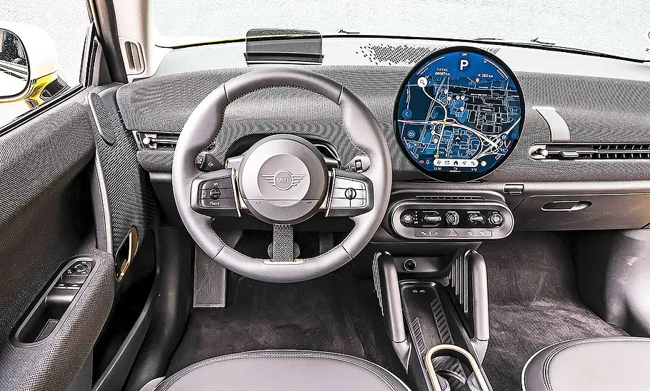 Blick auf die Armaturen im Innenraum des Mini Cooper E.