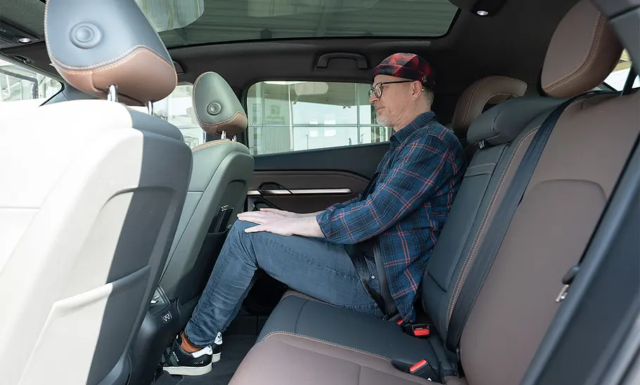 Vinfast VF 6 (2025) AUTO ZEITUNG-Redakteur Guntram Fiala auf der Rückbank des Vinfast VF 6.