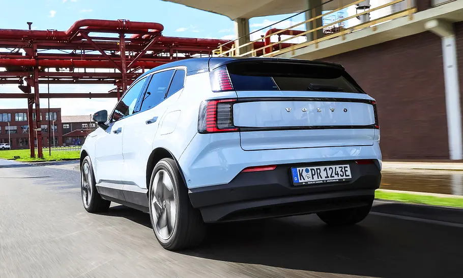 Volvo EX30; Außenansicht; fahrend; Elektro-SUV; Heckansicht