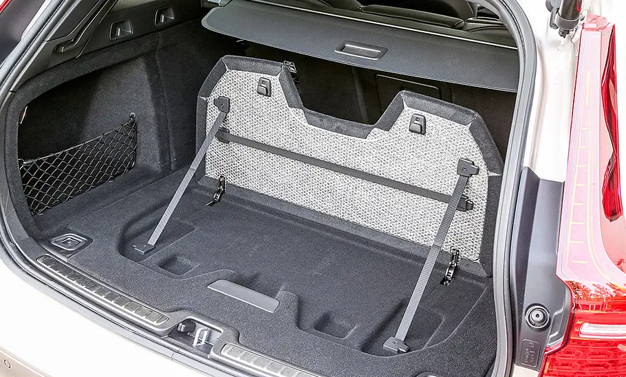 Die obere Ebene des doppelten Ladebodens im Kofferraum des Volvo V60 (2018) ist vertikal aufgestellt.