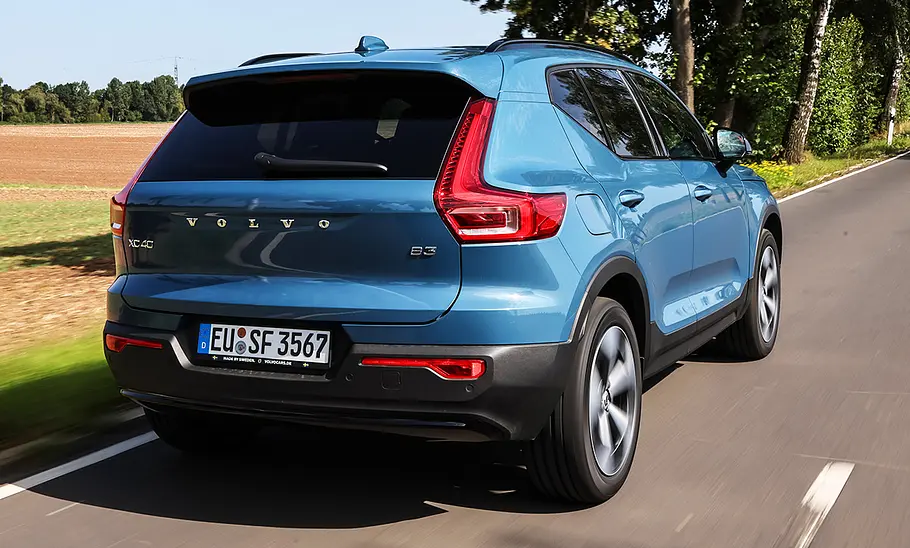 Volvo XC40; fahrend; Außenansicht; SUV; Heckansicht