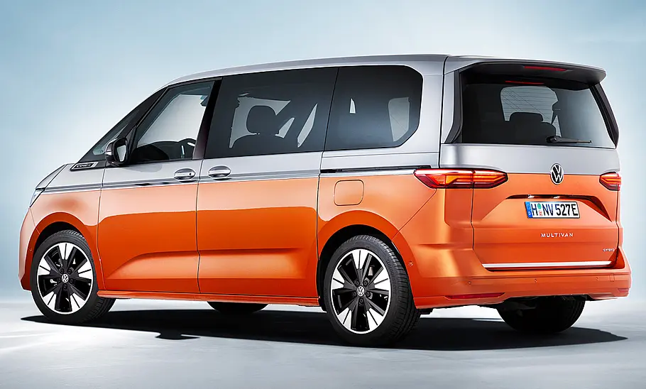 VW Multivan Der VW Multivan, statisch von hinten links fotografiert.