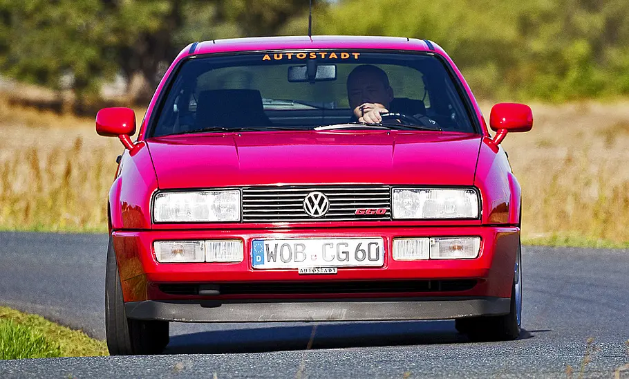 Der VW Corrado G60 fahrend von vorne.