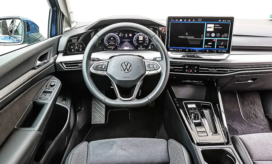 Blick auf die Armaturen im Innenraum des VW Golf Variant.