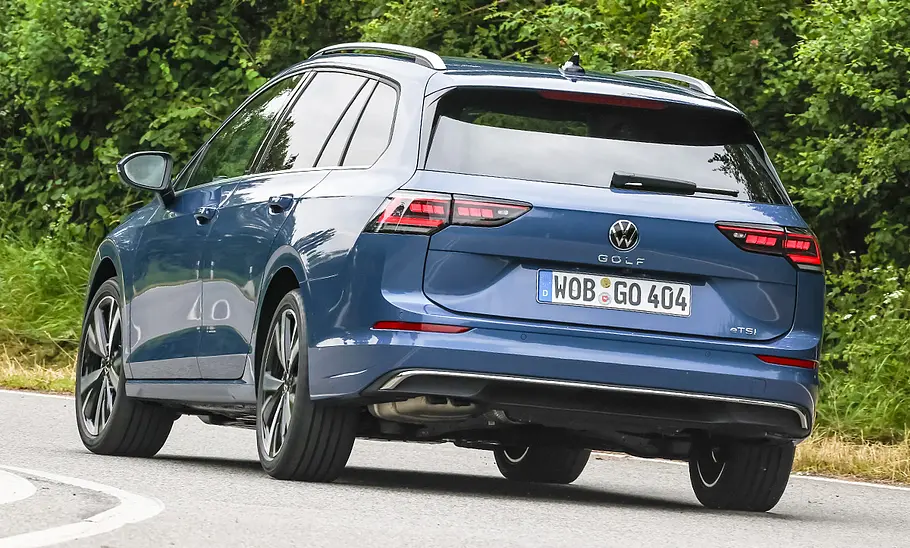 VW Golf Variant VW Golf Variant; fahrend von hinten