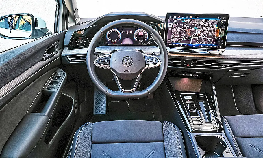 VW Golf Blick auf die Armaturen im Innenraum des VW Golf.