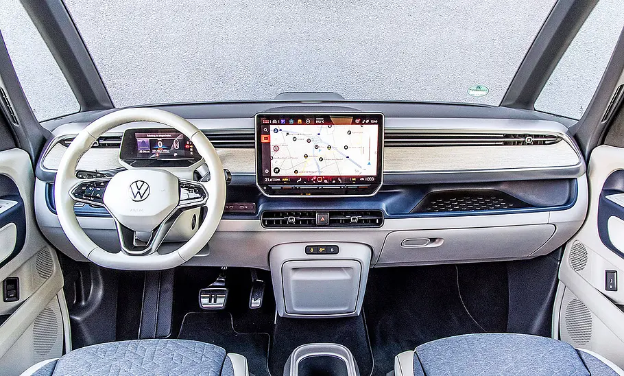 Blick auf die Armaturen im Innenraum des VW ID. Buzz.