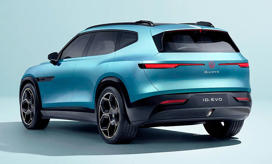 Der VW ID. Evo (2025) steht in Studioumgebung, von hinten rechts fotografiert.