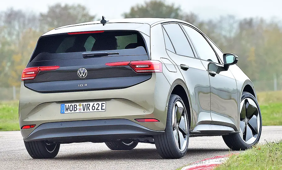 Blick von schräg hinten auf den fahrenden VW ID.3.