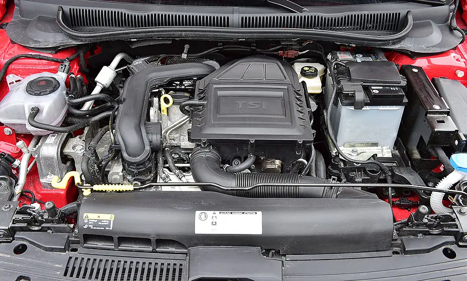 Der Motor des VW Polo (2017) in der Detailaufnahme.
