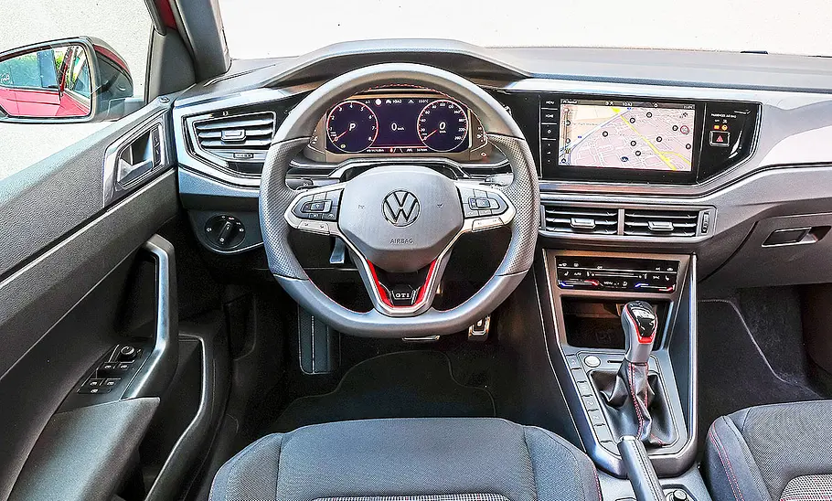 Blick auf die Armaturen im Innenraum des VW Polo GTI.