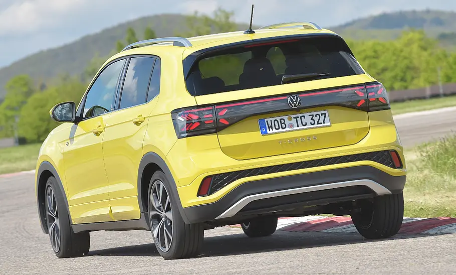 VW T-Cross; fahrend von hinten links