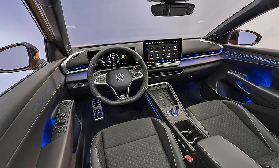 Blick auf die Armaturen im Innenraum des VW T-Roc.