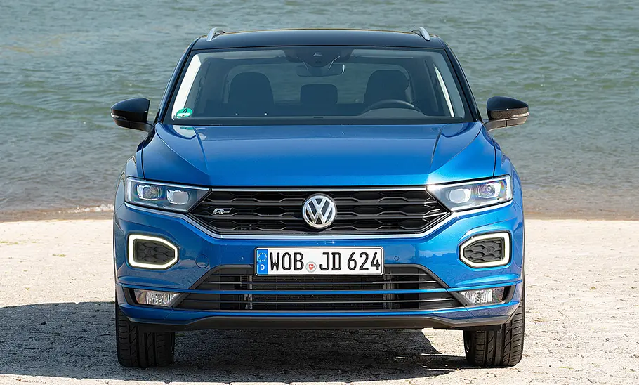 VW T-Roc (2017) Der VW T-Roc (2017) steht am Wasser, von vorne fotografiert.
