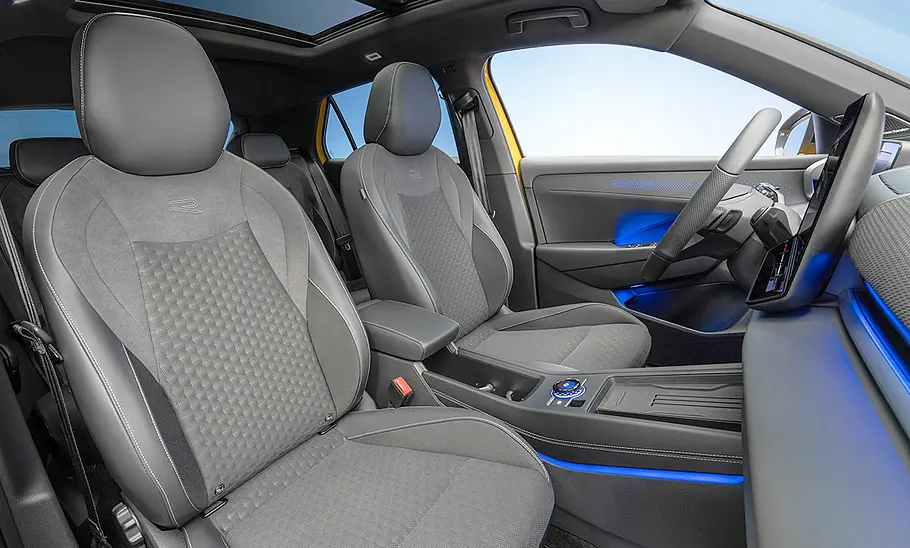Die vorderen Sitze des VW T-Roc.