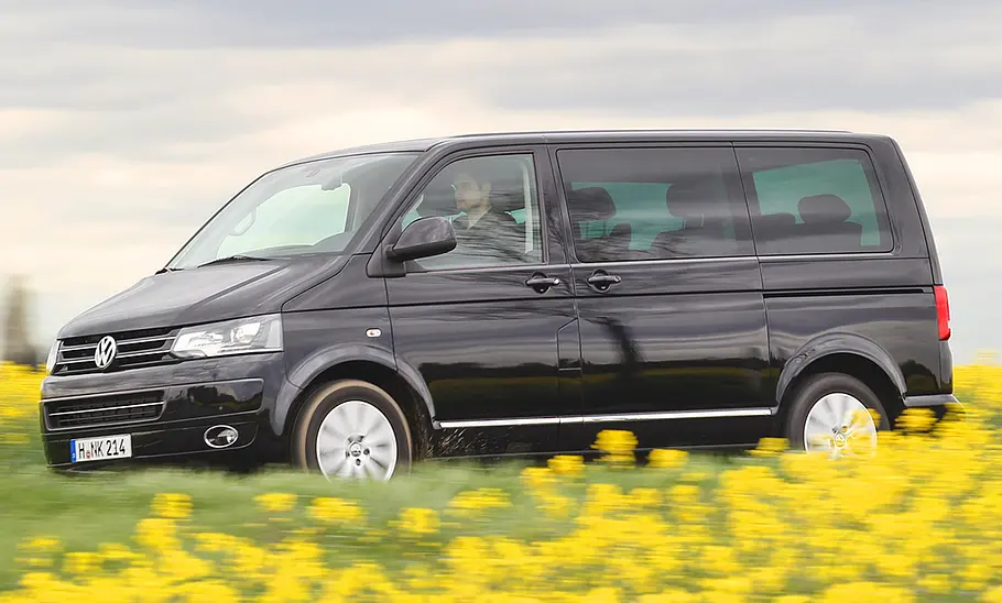 VW T5 Multivan (2009) VW T5 Multivan (2009); fahrend schrag von vorne rechts