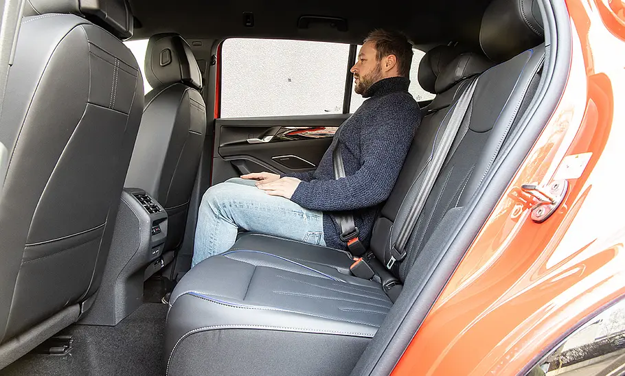 Eine Person sitzt im Fon des VW Tiguan.