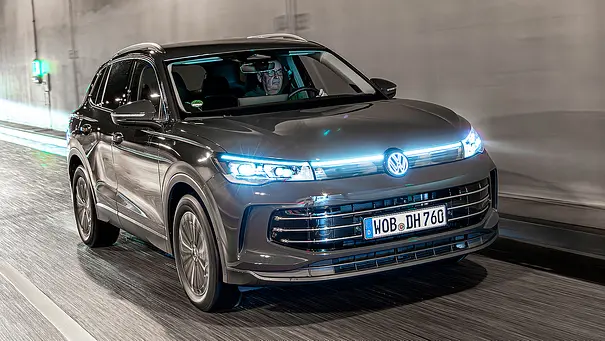 VW Tiguan fahrend von schräg vorne fotografiert.  - Foto: Frank Ratering