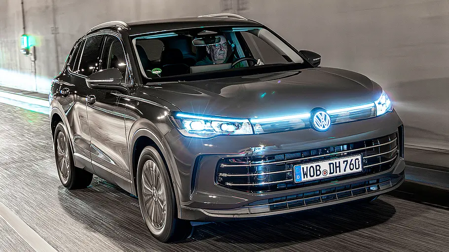 VW Tiguan VW Tiguan fahrend von schräg vorne fotografiert.