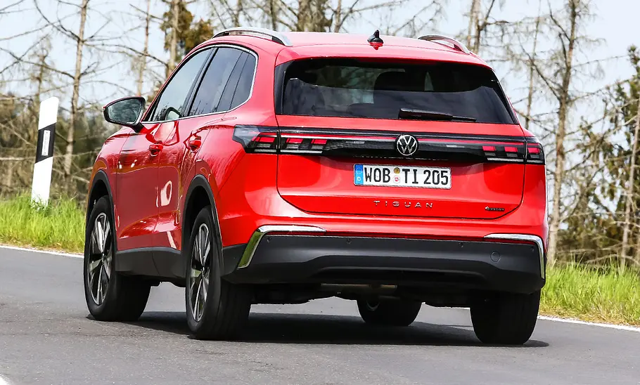 VW Tiguan VW Tiguan; Außenansicht, fahrendes Auto, SUV, Heckansicht