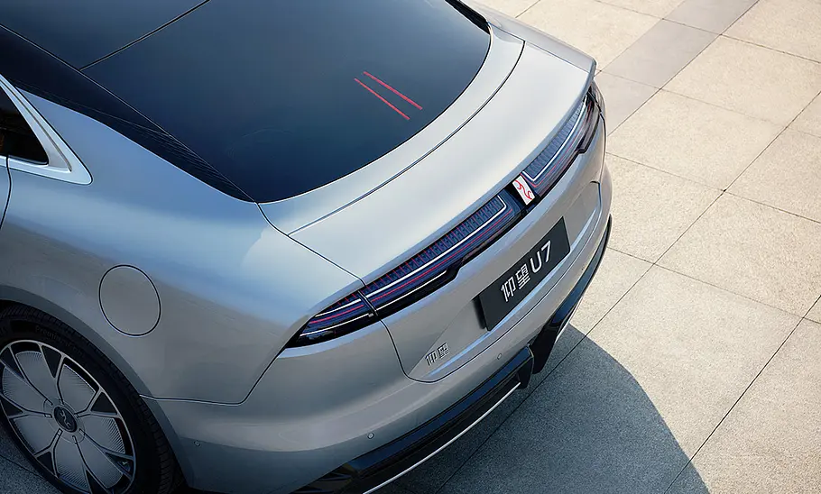 Das Heck des BYD Yangwang U7 (2024), von oben fotografiert.