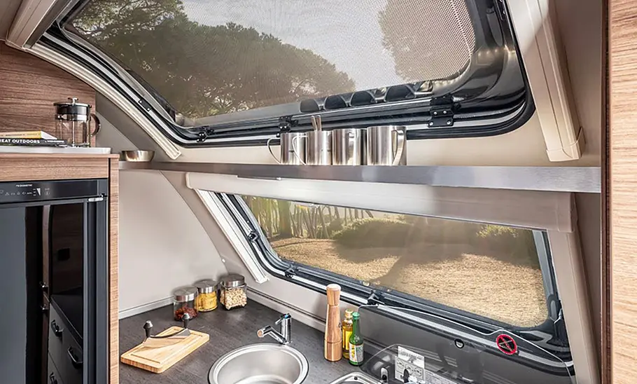 Weinsberg Caraone 390 PUH (2024) Innenraum Panoramafenster