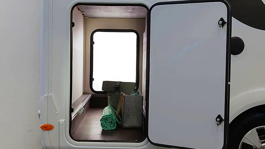 Das Bild zeigt die Heckgarage des Ahorn Camp T 690 (2025) im Detail. Das Bild wurde durch die geöffnete rechte Garagentüre aufgenommen.