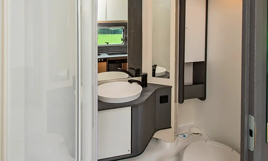 Ahorn Camp T 690 First Edition (2025) Badezimmer mit Waschbecken und Toilette im Ahorn Camp T 690 First Edition.