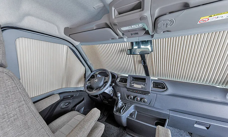 Cockpit des Ahorn Camp Van 620 Plus (2024).