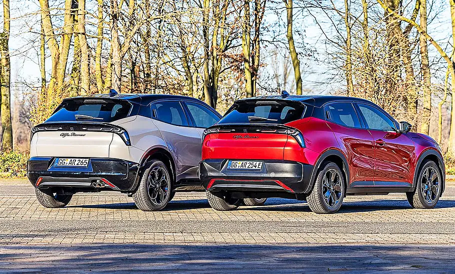 Alfa Romeo Junior Ibrida/Alfa Romeo Junior Elettrica Blick von schräg hinten auf den Alfa Romeo Junior Ibrida und Alfa Romeo Junior Elettrica.