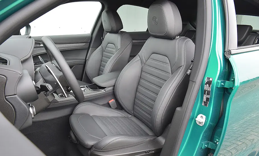 Alfa Romeo Stelvio Quadrifoglio Q4; vordere Sitze