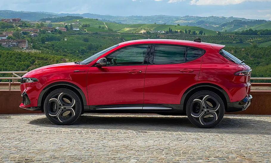 Alfa Romeo Tonale Facelift (2025) Das Alfa Romeo Tonale Facelift (2025), statisch von links fotografiert.