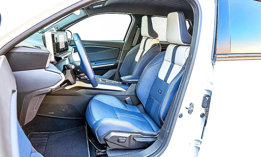 Blick auf die Vordersitze im Innenraum der Alpine A290 GTS.