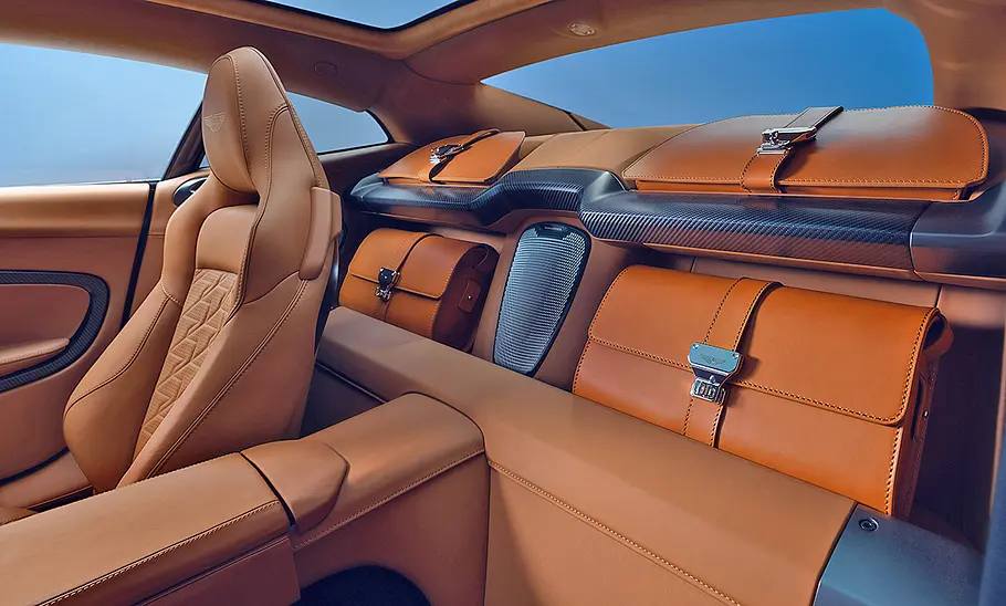 Aston Martin Vanquish (2024) Der Aston Martin Vanquish (2024) bietet hinter den Sitzen Stauraum.
