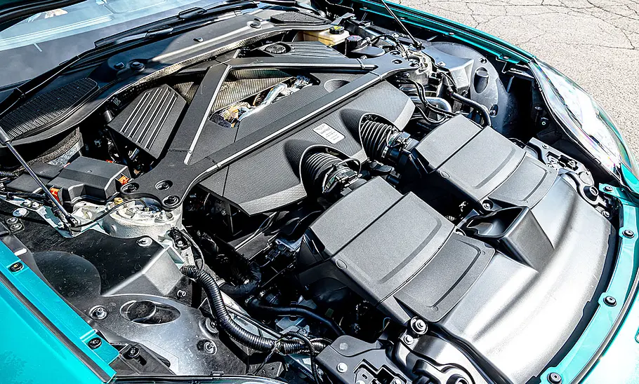 Der Motorraum des Aston Martin Vantage V8, bei geöffneter Motorhaube fotografiert.
