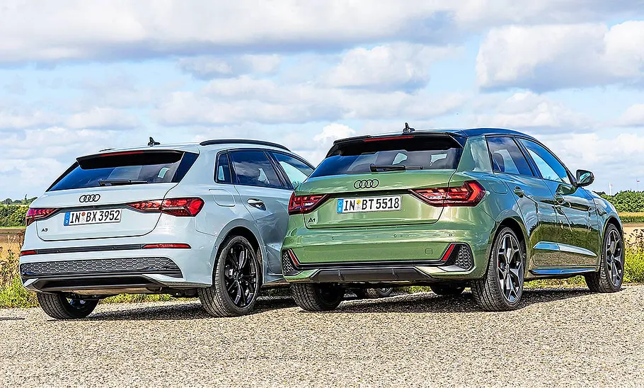 Blick von schräg hinten auf den Audi A3 und Audi A1.