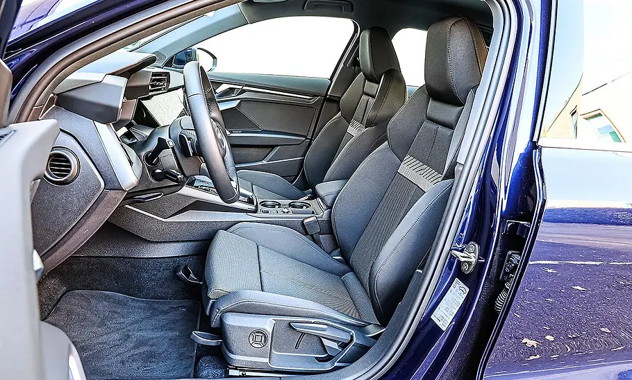 Audi A3 Blick auf die Vordersitze im Innenraum des Audi A3.