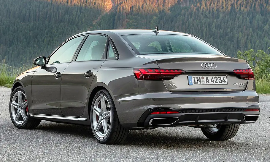 Der Audi A4 (2019) steht vor einem Waldpanorama, von hinten links fotografiert.
