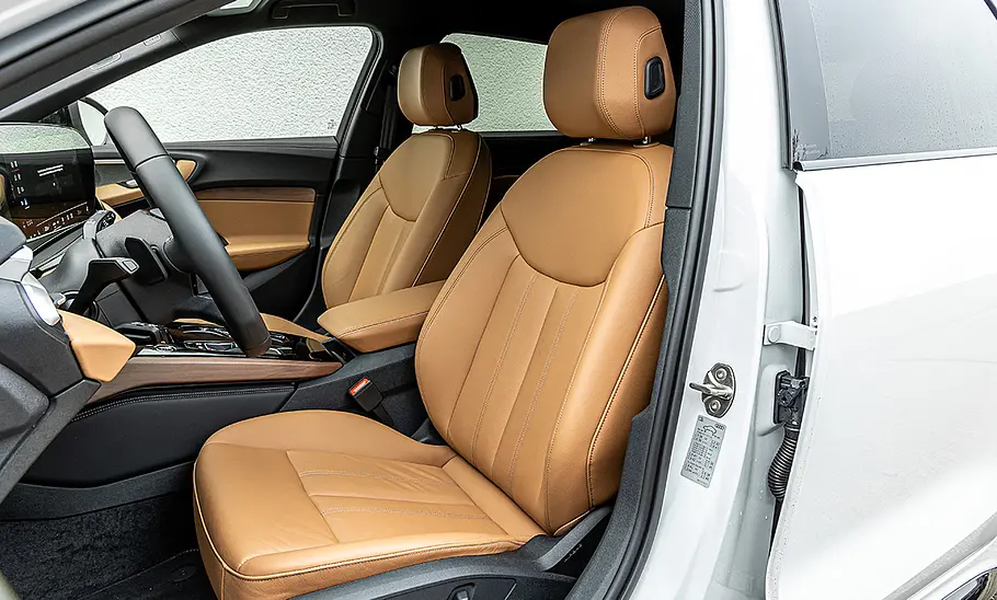 Die vorderen Sitze des Audi A5 Avant, durch die geöffnete Fahrertür fotografiert.