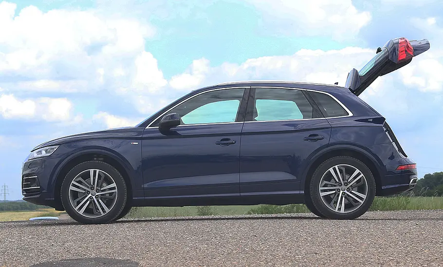Der Audi Q5 (2017) mit geöffneter Heckklappe, von links fotografiert.