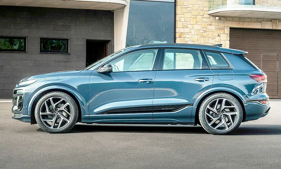 Audi Q6 e-tron (2024) Audi Q6 e-tron (2024); stehend, Seite
